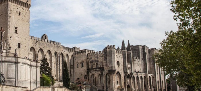 défi tangram devant le Palais des Papes
